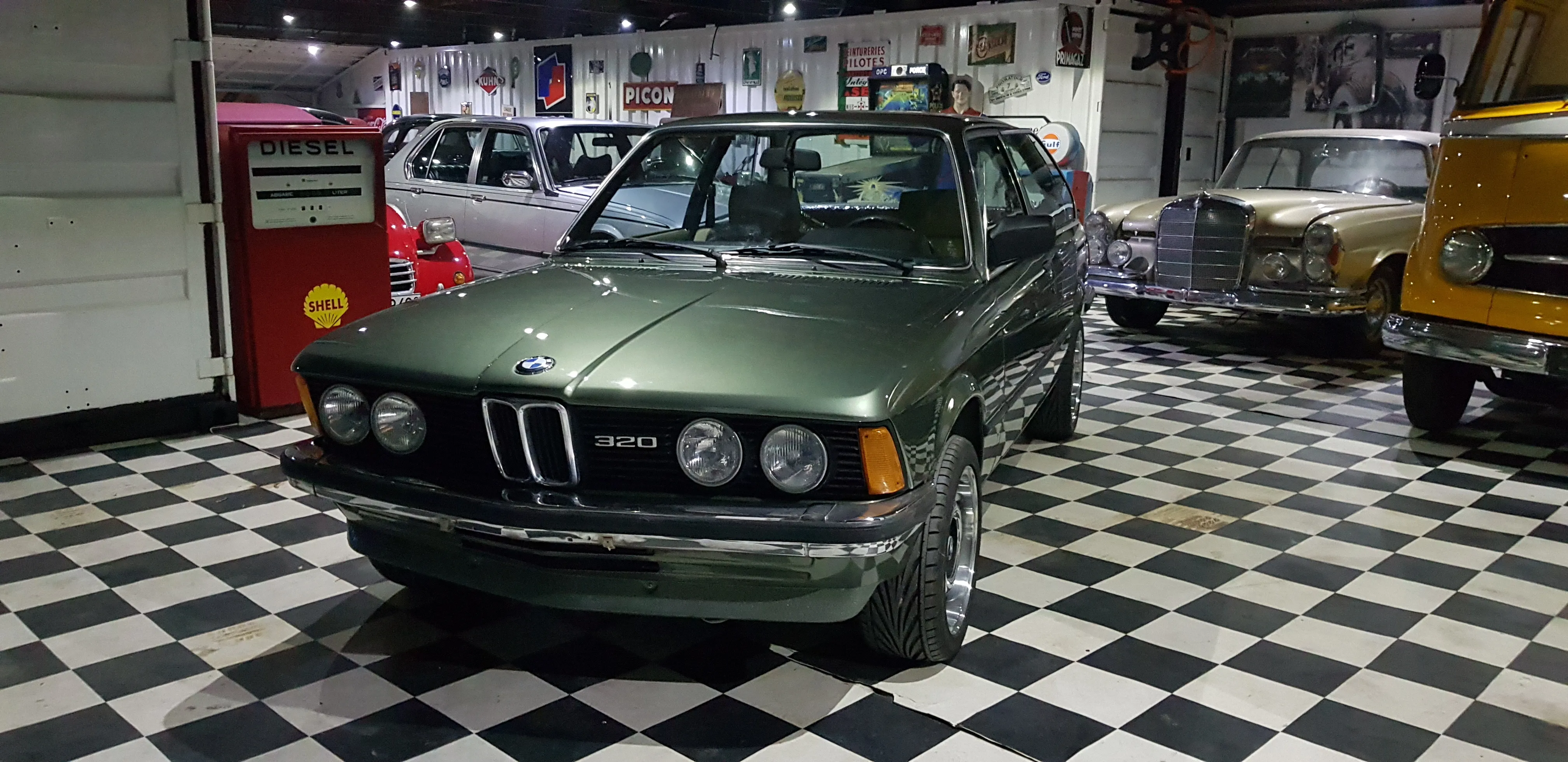 BMW 320 (E21) Touring w zielonym kolorze na wystawie kolekcjonerskiej