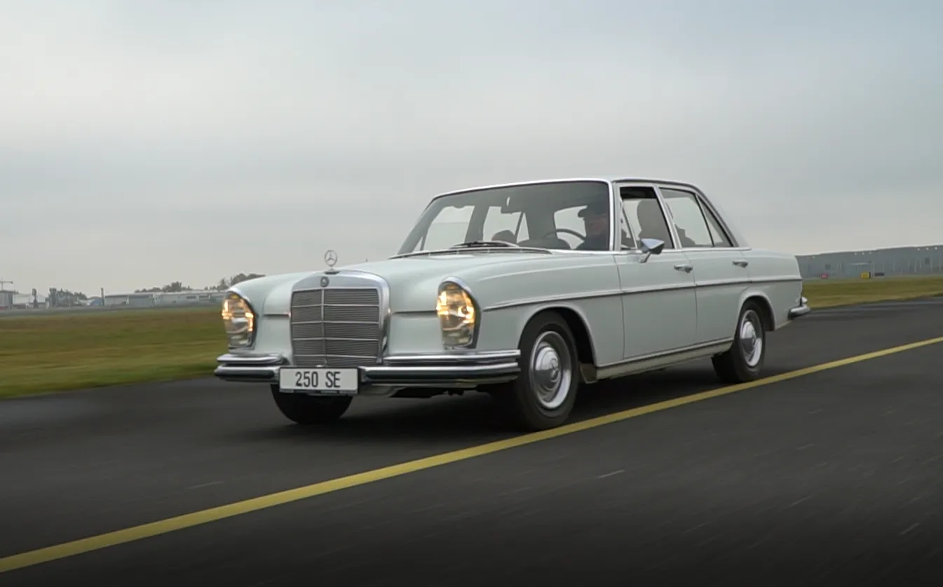 Mercedes-Benz W114 250 SE w ruchu