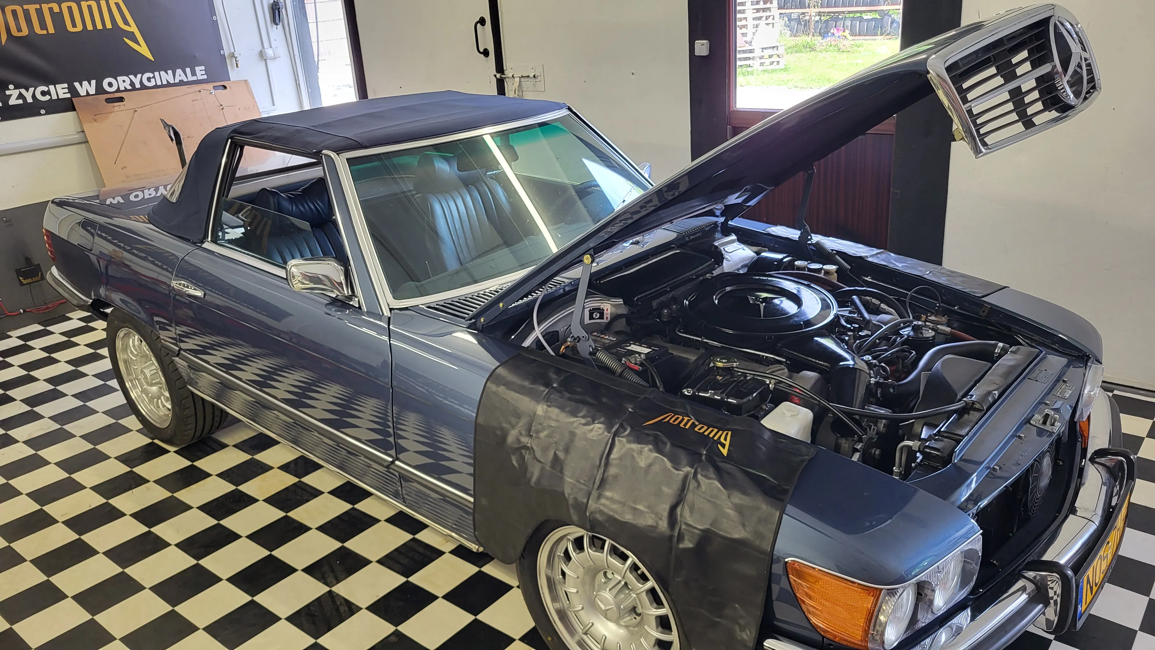 Mercedes-Benz R107 SL w trakcie montażu układu NotroniG