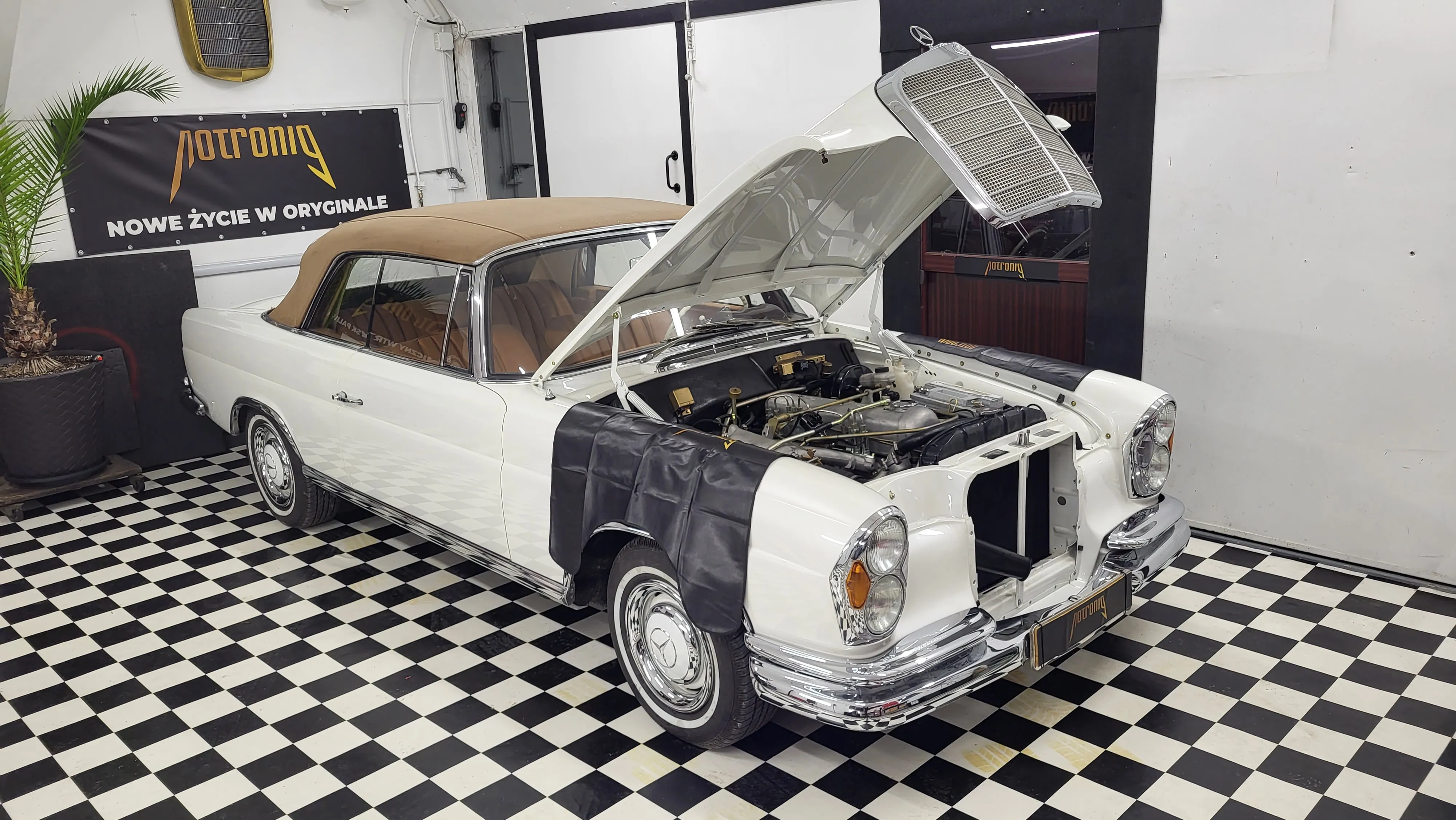 Mercedes-Benz W111/W112 Cabriolet w warsztacie NotroniG, maska otwarta