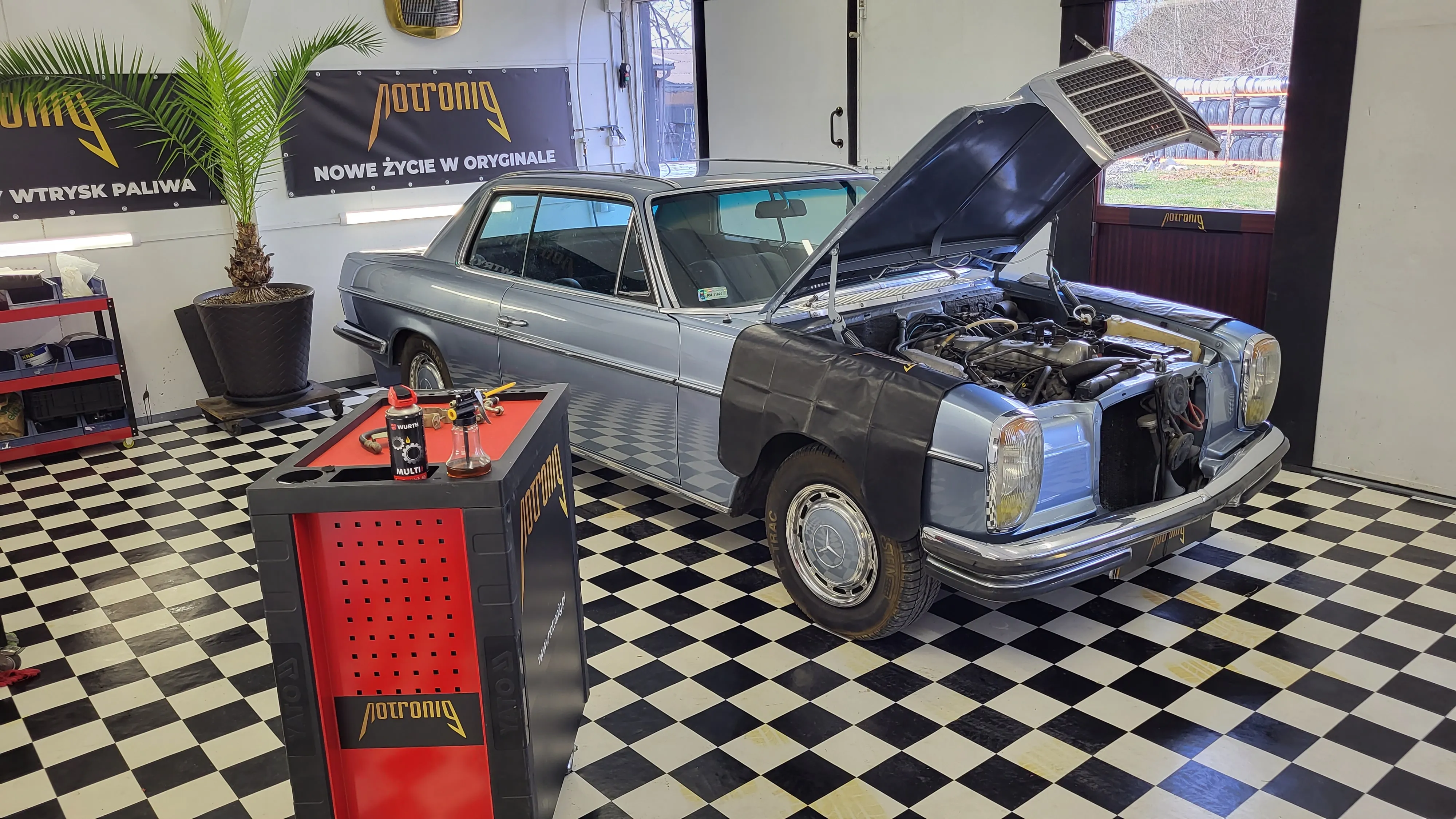 Mercedes-Benz /8 (W114) Coupé w warsztacie NotroniG
