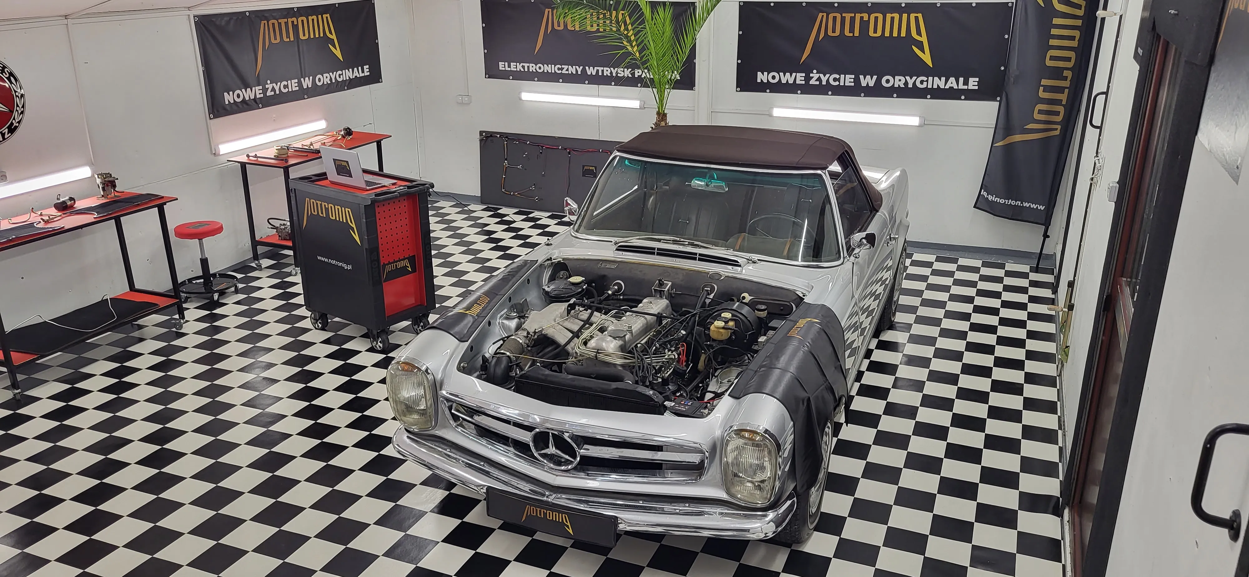Mercedes-Benz W113 SL w warsztacie NotroniG, maska otwarta, komora silnika w trakcie prac
