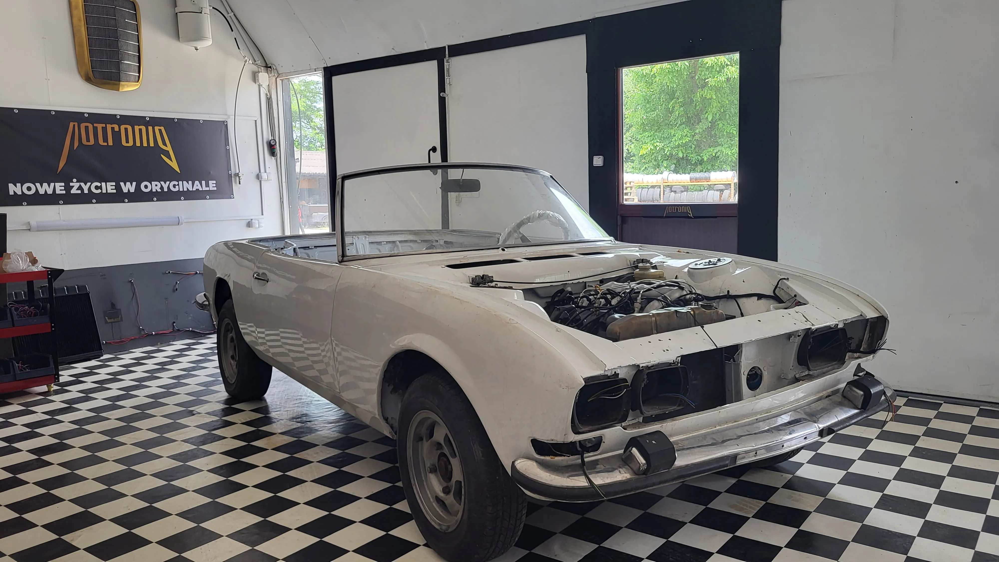 Peugeot 504 Cabriolet w trakcie renowacji w warsztacie NotroniG