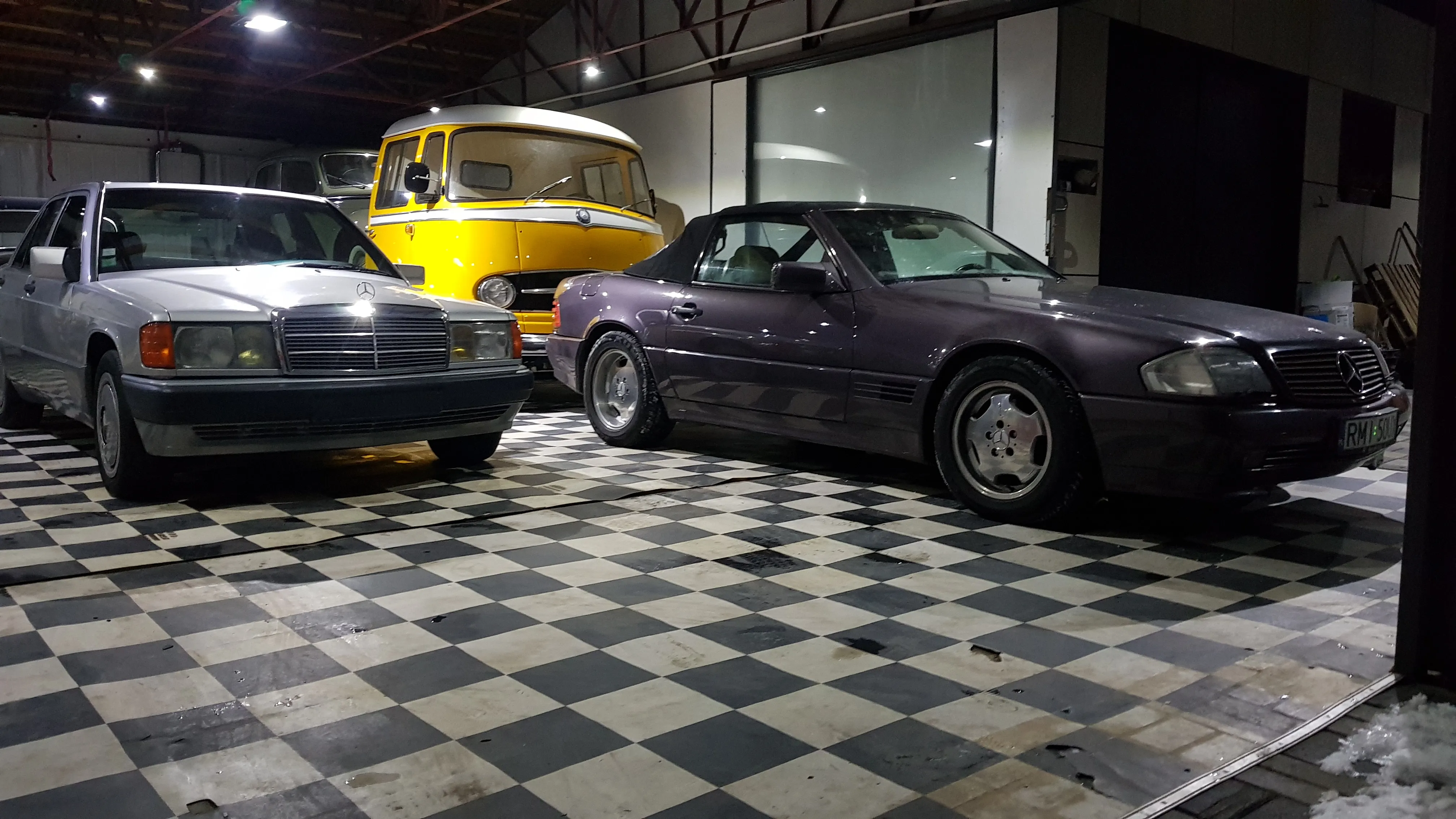 Mercedes-Benz W123 i Mercedes SL obok siebie na wystawie